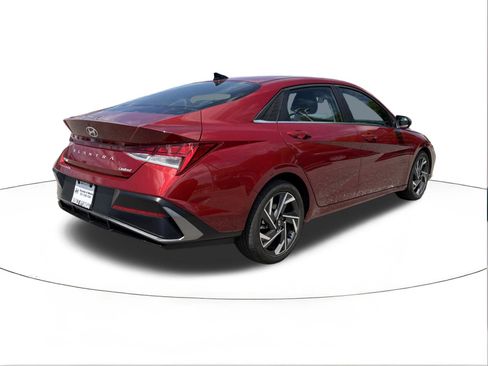 Certified 2025 Hyundai Elantra Limited FWD image 3