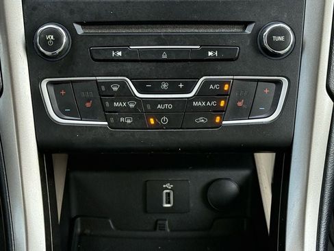 Used 2017 Ford Fusion SE w/ Fusion SE Technology Package image 26