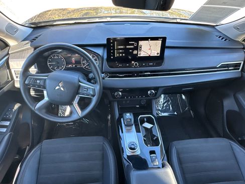 Used 2025 Mitsubishi Outlander SE image 23
