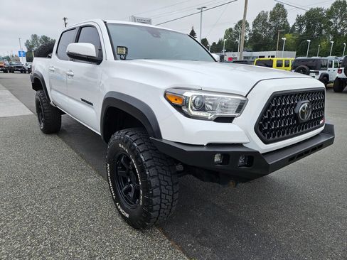 Used 2019 Toyota Tacoma TRD Off-Road AWD/4WD image 7