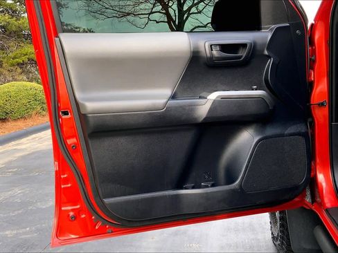 Used 2018 Toyota Tacoma SR5 image 21