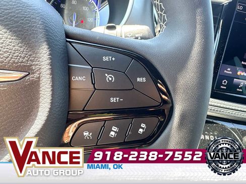 Used 2025 Chrysler Pacifica Limited FWD image 33