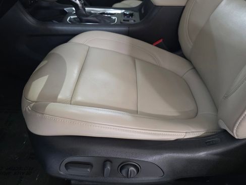 Used 2022 Chevrolet Traverse LT image 24