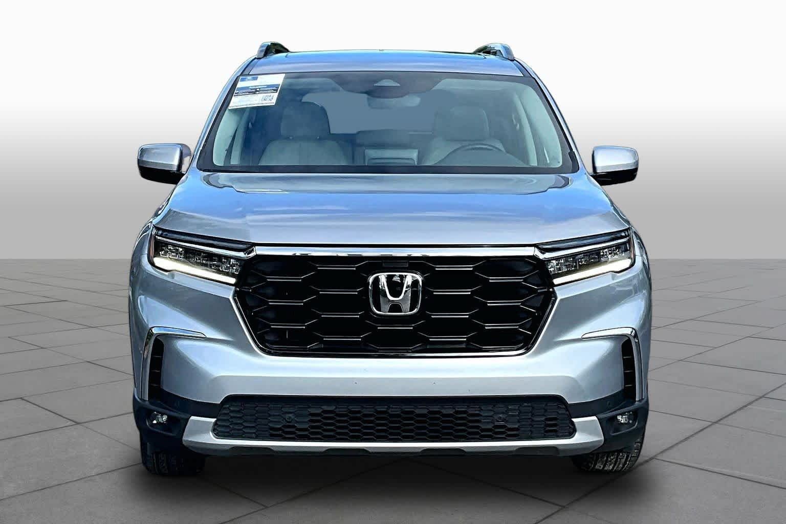 Used 2024 Honda Pilot Touring image 4