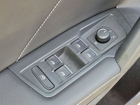 Used 2023 Volkswagen Tiguan SE image 18