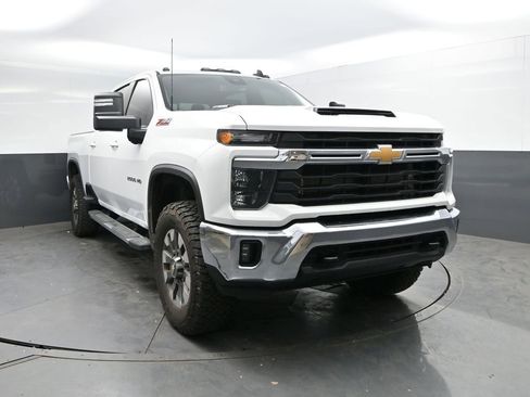 Used 2024 Chevrolet Silverado 2500 LT image 2