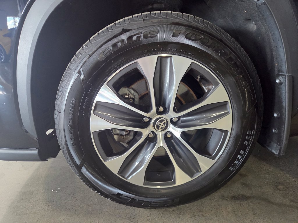 Used 2021 Toyota Highlander XLE AWD/4WD image 23