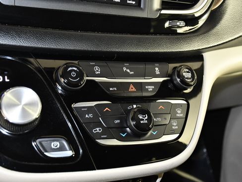 Used 2019 Chrysler Pacifica Touring-L FWD image 29