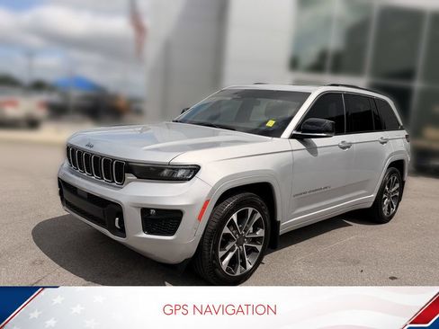 Used 2022 Jeep Grand Cherokee Overland w/ Luxury Tech Group IV AWD/4WD image 2