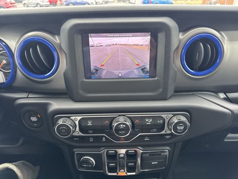 Used 2021 Jeep Gladiator Sport image 17