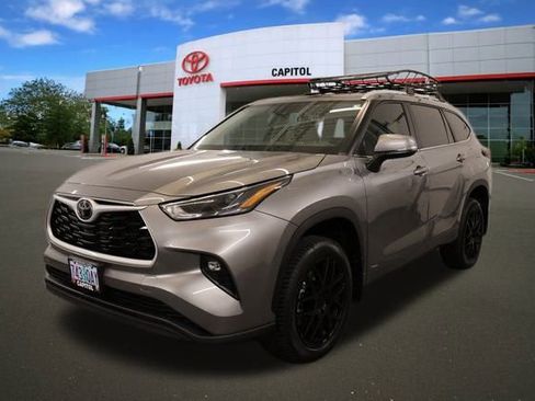 Certified 2025 Toyota Highlander XLE image 6