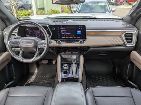 Used 2024 GMC Canyon Denali image 14