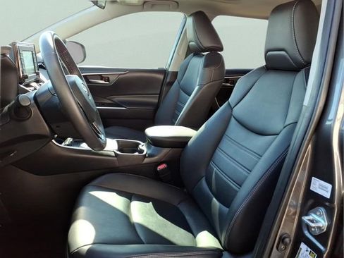 Used 2021 Toyota RAV4 XLE Premium image 12