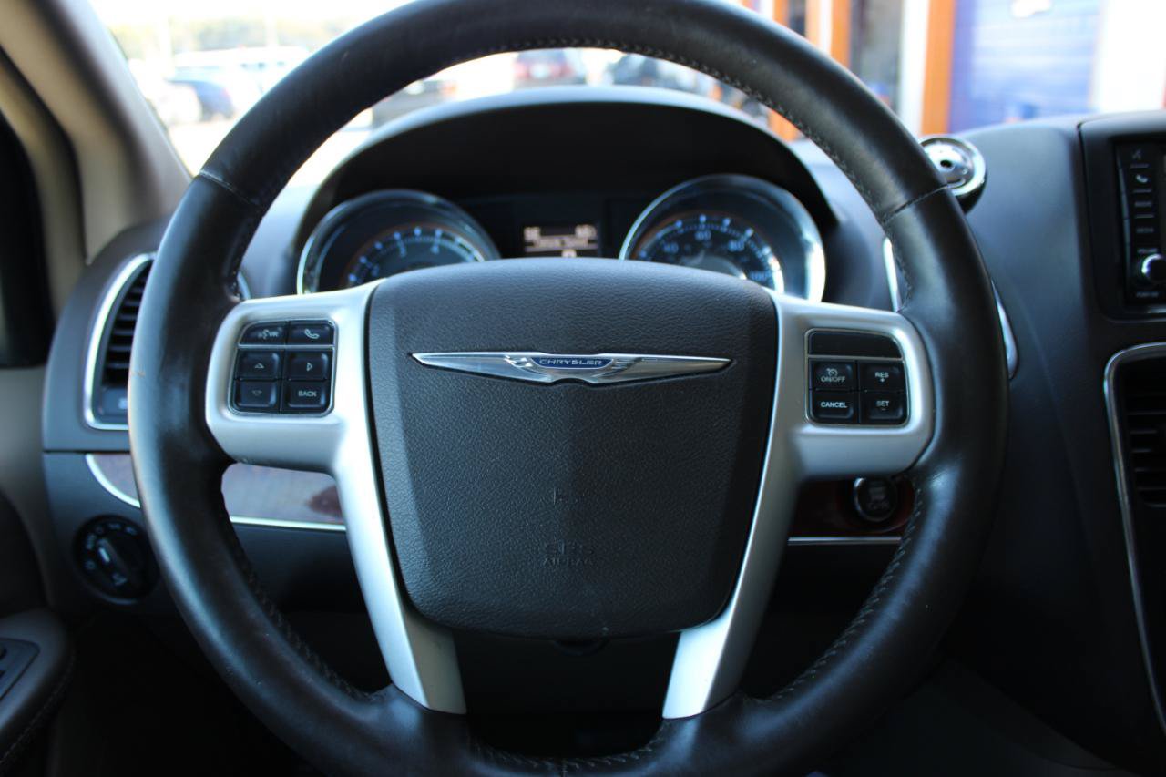 Used 2015 Chrysler Town & Country Touring-L w/ Driver Convenience Group FWD image 17