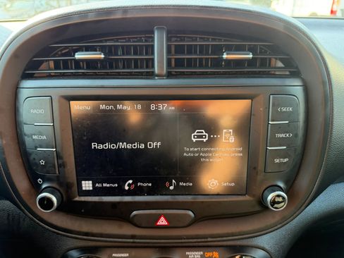 Used 2024 Kia Soul LX w/ Option Group 015 FWD image 18