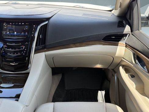 Used 2020 Cadillac Escalade Premium Luxury AWD/4WD image 28