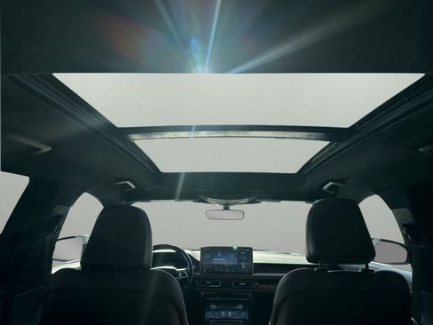 Used 2023 Lincoln Nautilus Reserve w/ Equipment Group 201A image 17