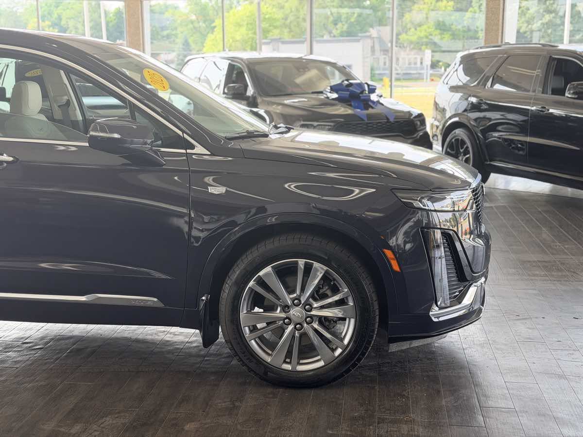 Used 2025 Cadillac XT6 Premium Luxury AWD/4WD image 5