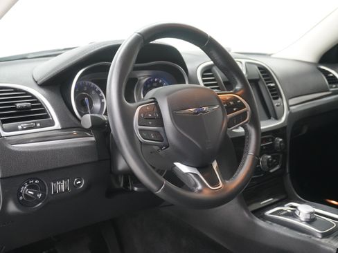 Used 2017 Chrysler 300 Limited w/ Driver Convenience Group RWD image 10