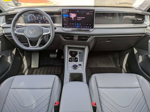New 2026 Volkswagen Tiguan SE FWD image 19