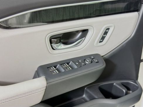 Used 2025 Honda Pilot Elite image 21