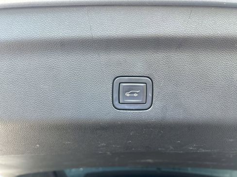 Used 2024 GMC Yukon XL SLT image 34