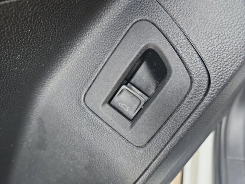 Used 2020 Volkswagen Atlas Cross Sport SE w/ Towing Package image 18