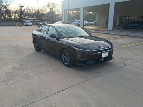 Used 2025 Kia K4 LXS image 1