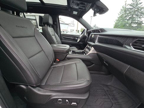 Used 2024 GMC Yukon XL Denali w/ Advanced Technology Package AWD/4WD image 11