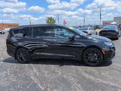 Used 2024 Chrysler Pacifica Touring-L w/ S Appearance Package FWD image 2