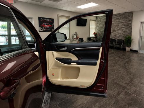 Used 2014 Toyota Highlander Limited Platinum AWD/4WD image 22
