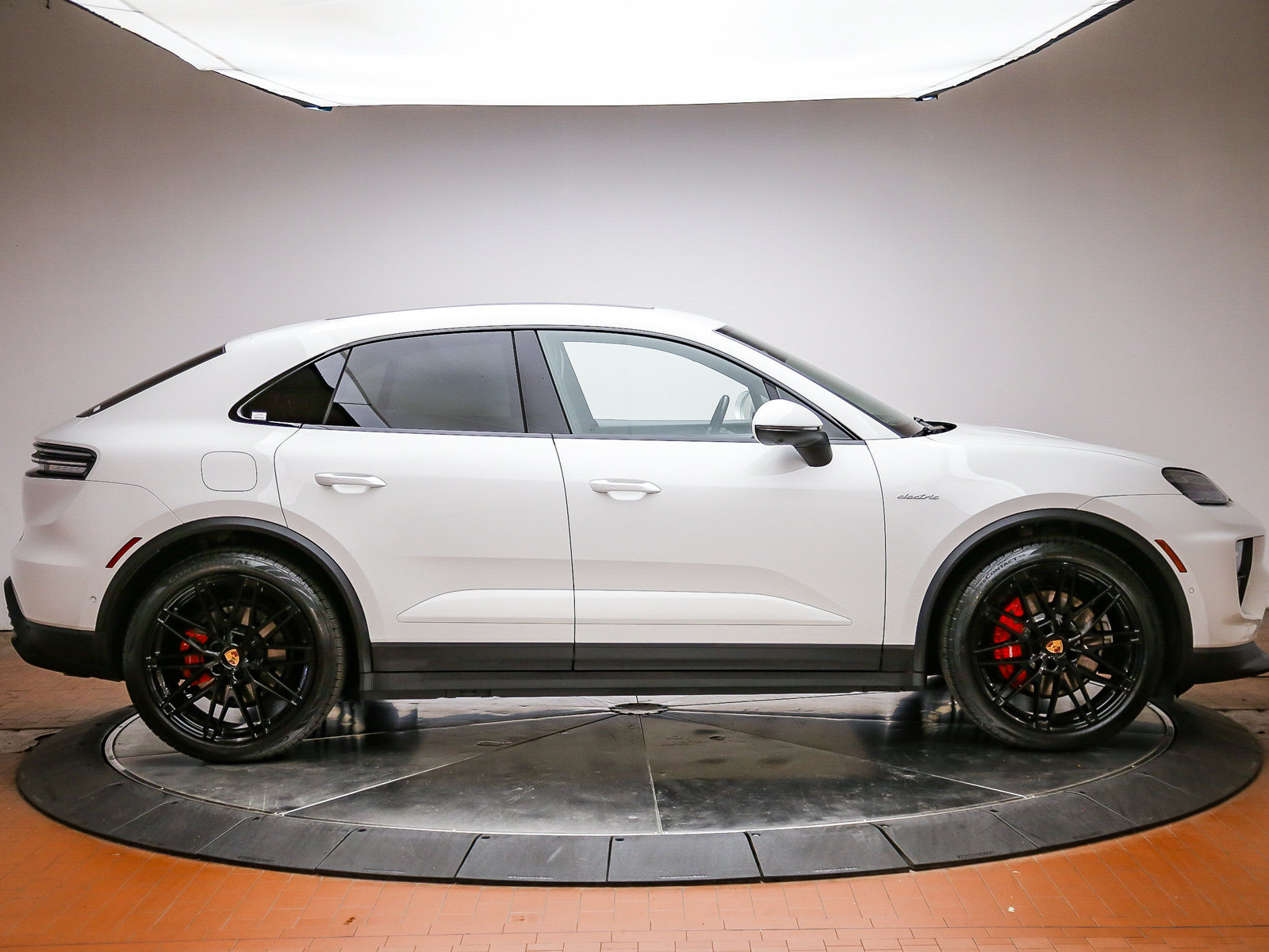 Certified 2025 Porsche Macan 4S Electric AWD/4WD image 8