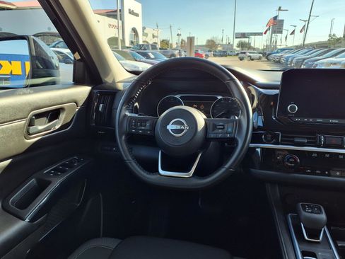 Used 2025 Nissan Pathfinder SV image 14