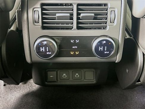 Used 2024 Land Rover Discovery Dynamic SE image 25