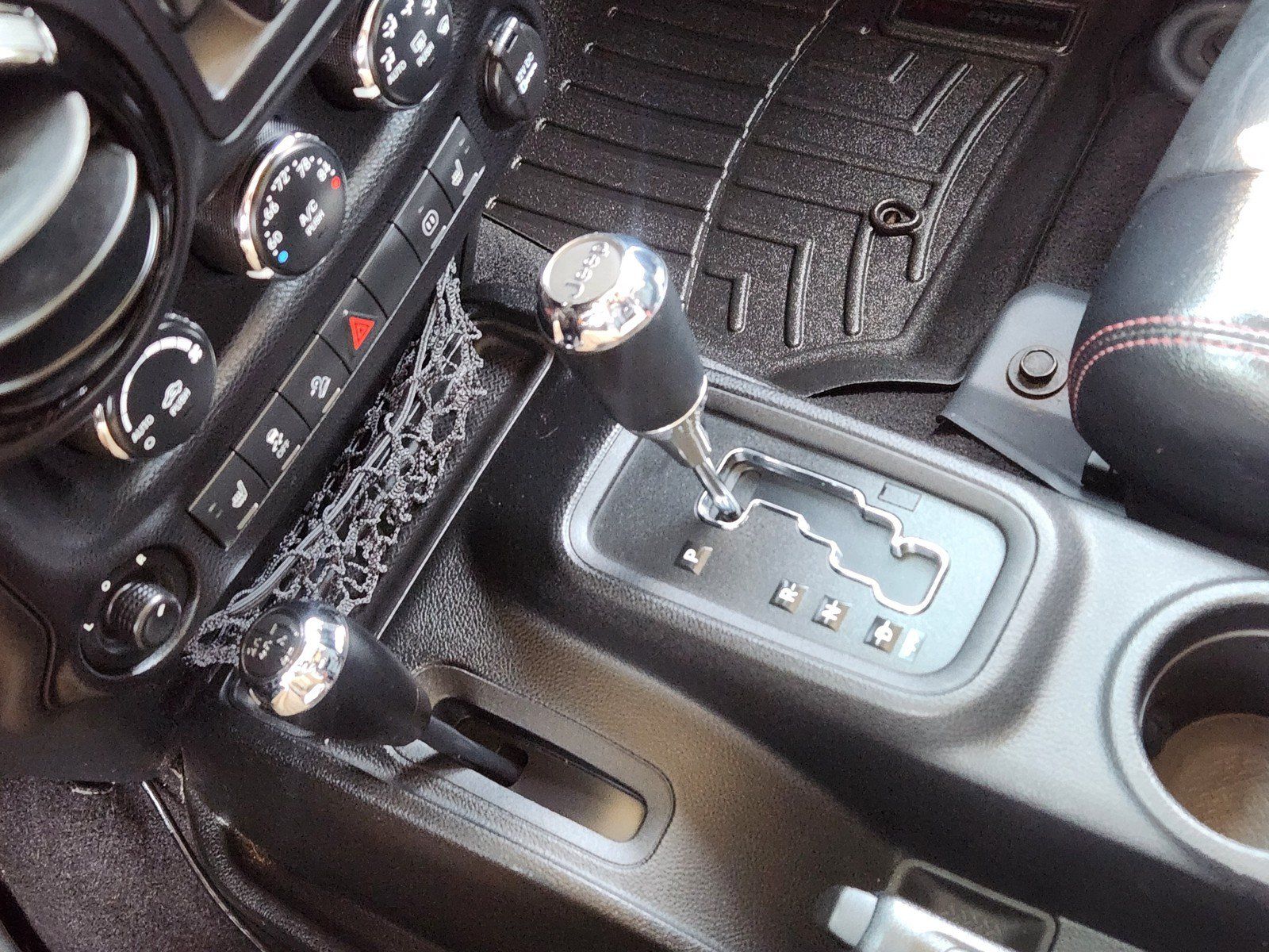 Used 2012 Jeep Wrangler Unlimited Sahara AWD/4WD image 14