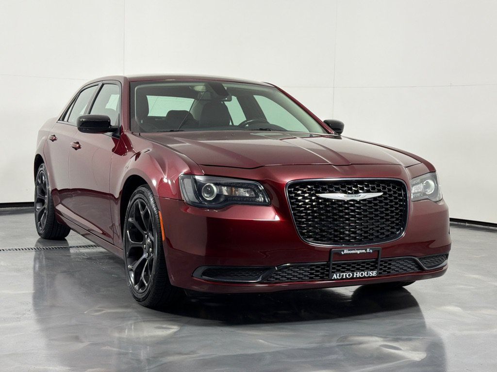 Used 2019 Chrysler 300 Touring w/ Sport Appearance Package RWD image 3