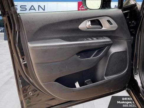 Used 2024 Chrysler Pacifica Limited FWD image 18