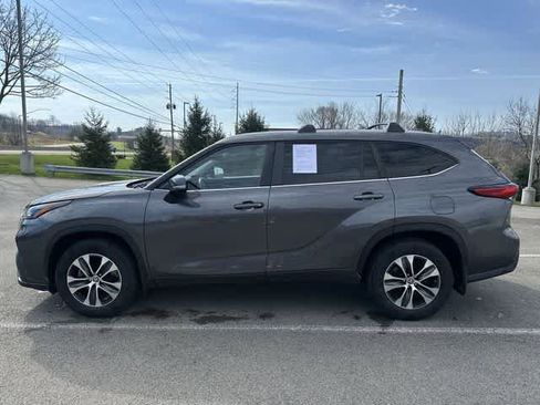 Used 2023 Toyota Highlander XLE image 2