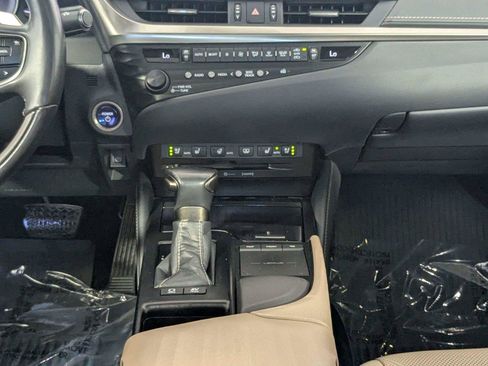 Used 2020 Lexus ES 300h w/ Accessory Package FWD image 42
