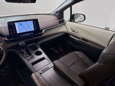 Used 2021 Toyota Sienna Platinum image 24