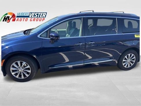 Used 2018 Chrysler Pacifica Touring-L image 1