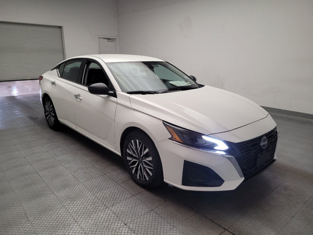 Used 2025 Nissan Altima 2.5 SV FWD image 13
