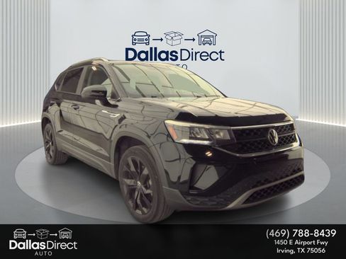 Used 2022 Volkswagen Taos SE w/ Panoramic Sunroof Package image 2