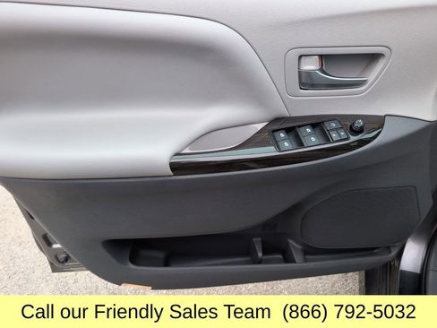 Used 2018 Toyota Sienna XLE Premium image 13