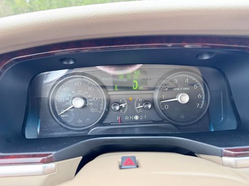 Used 2008 Lincoln Town Car Signature Limited RWD image 9