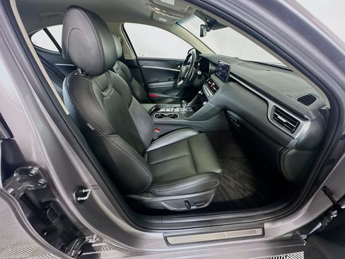 Used 2025 Genesis G70 2.5T RWD image 32