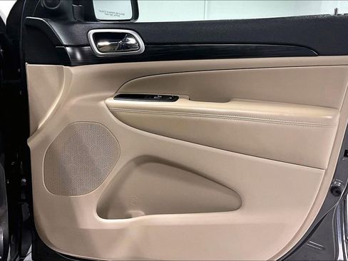 Used 2019 Jeep Grand Cherokee Laredo AWD/4WD image 22