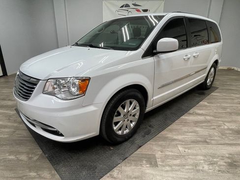 Used 2015 Chrysler Town & Country Touring FWD image 1