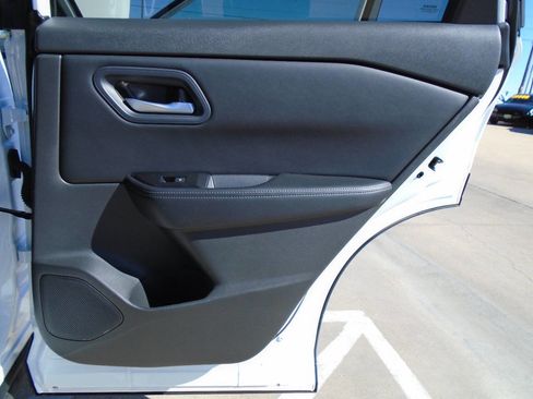 Used 2024 Nissan Rogue SV image 30