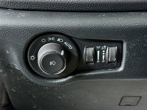 Used 2025 Chrysler Pacifica Select image 10